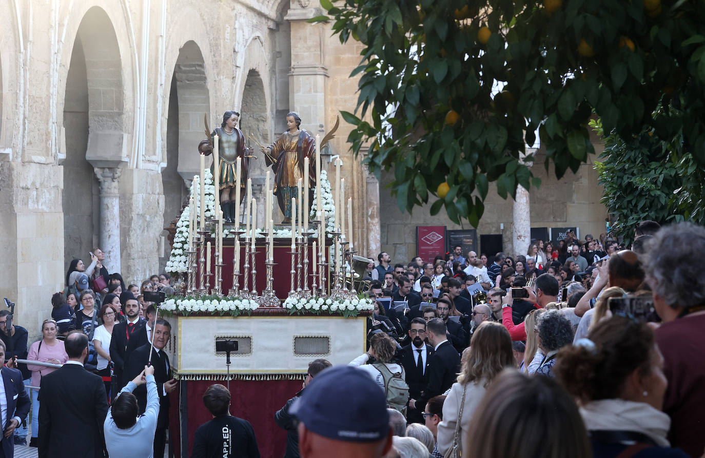 Fotos: la alegre procesión de San Acisclo y Santa Victoria por las calles de Córdoba