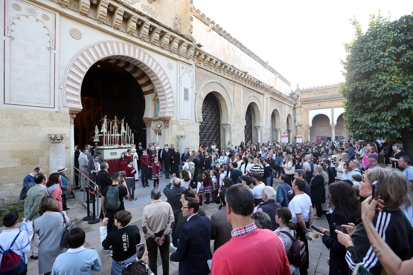 Fotos: la alegre procesión de San Acisclo y Santa Victoria por las calles de Córdoba