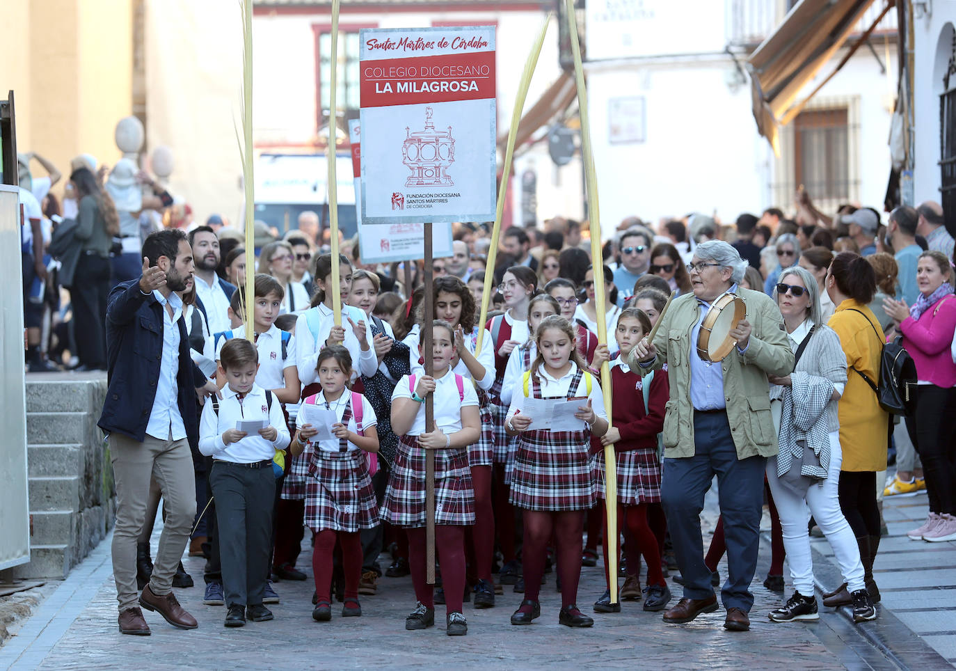 Fotos: la alegre procesión de San Acisclo y Santa Victoria por las calles de Córdoba