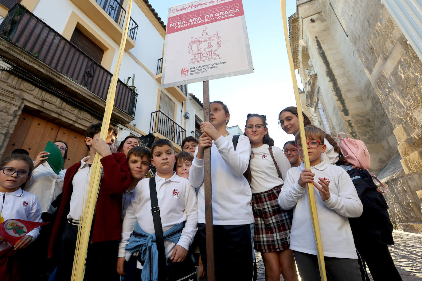 Fotos: la alegre procesión de San Acisclo y Santa Victoria por las calles de Córdoba