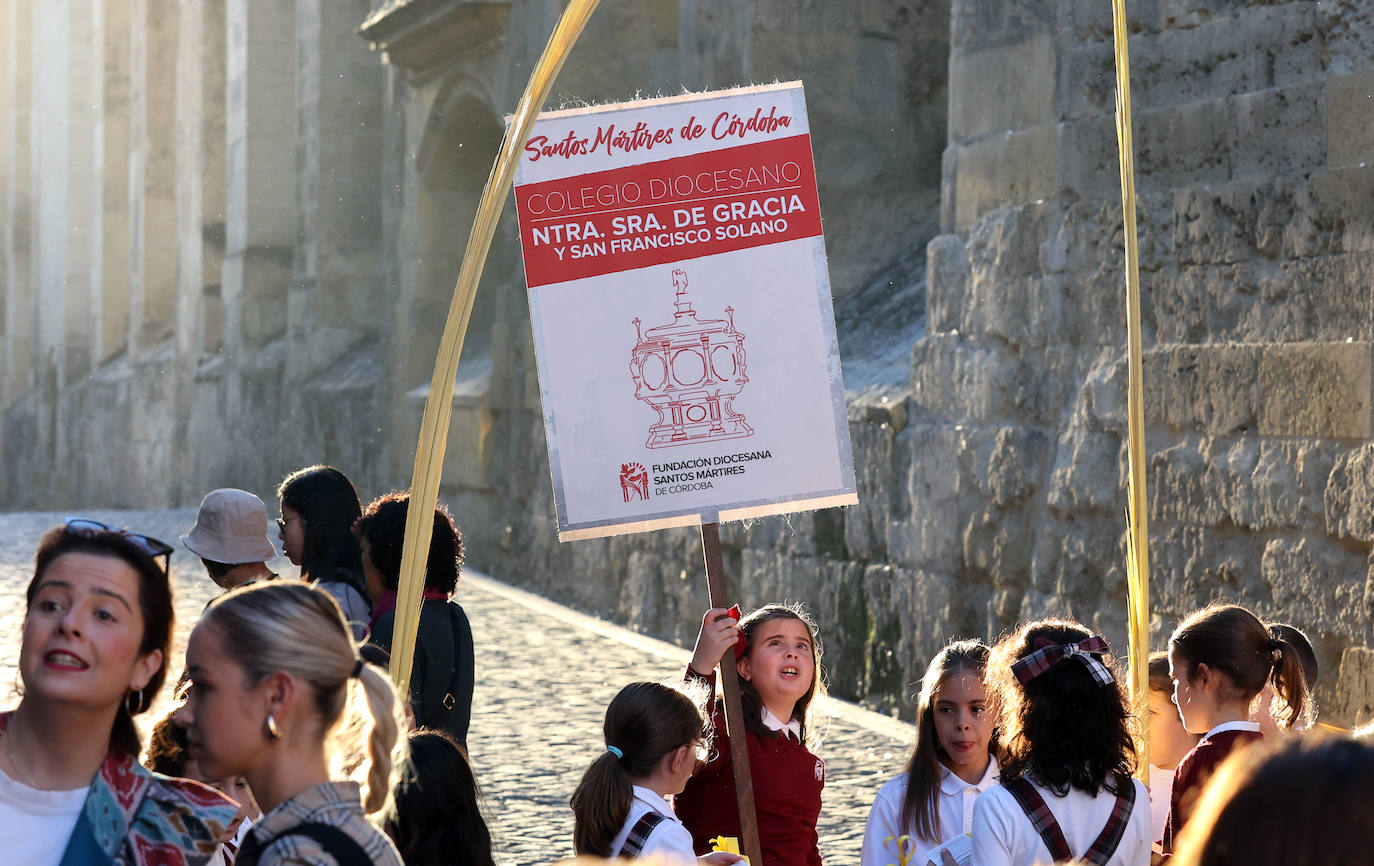 Fotos: la alegre procesión de San Acisclo y Santa Victoria por las calles de Córdoba