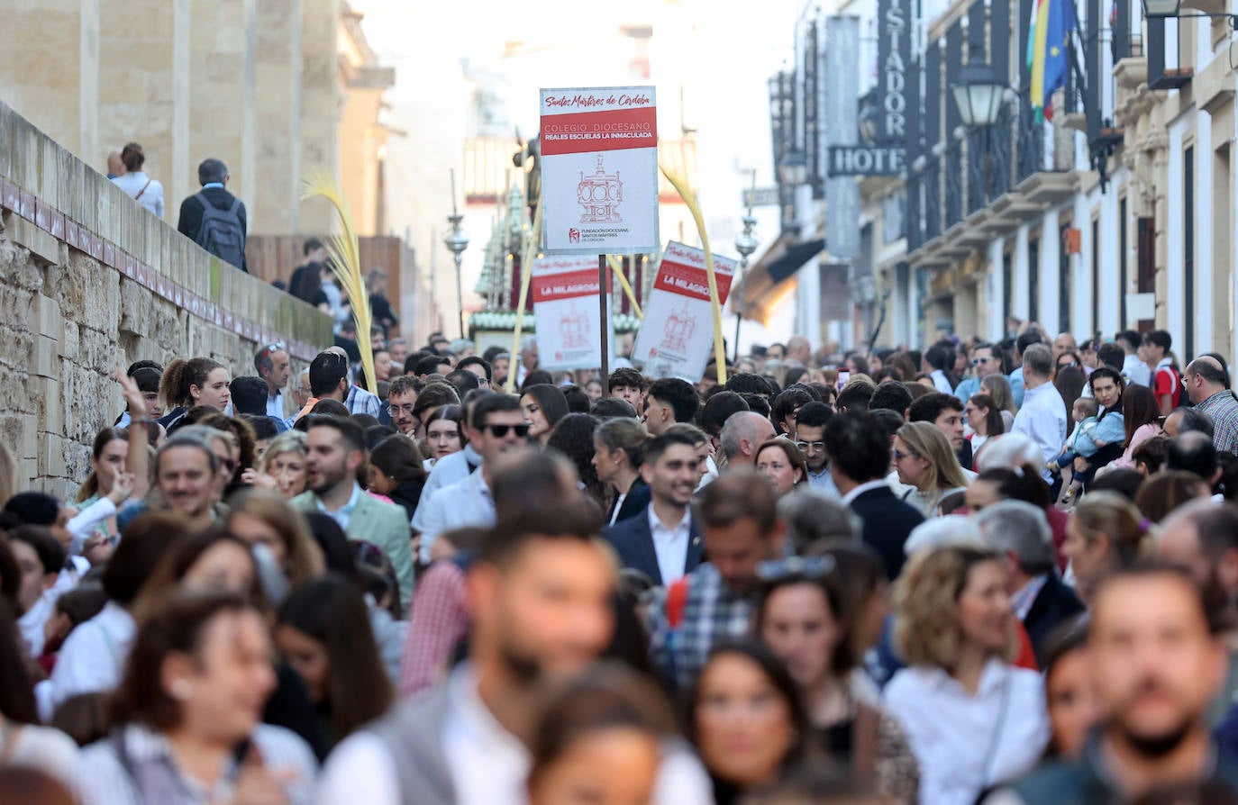 Fotos: la alegre procesión de San Acisclo y Santa Victoria por las calles de Córdoba