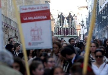 Fotos: La alegre procesión de San Acisclo y Santa Victoria por las calles de Córdoba