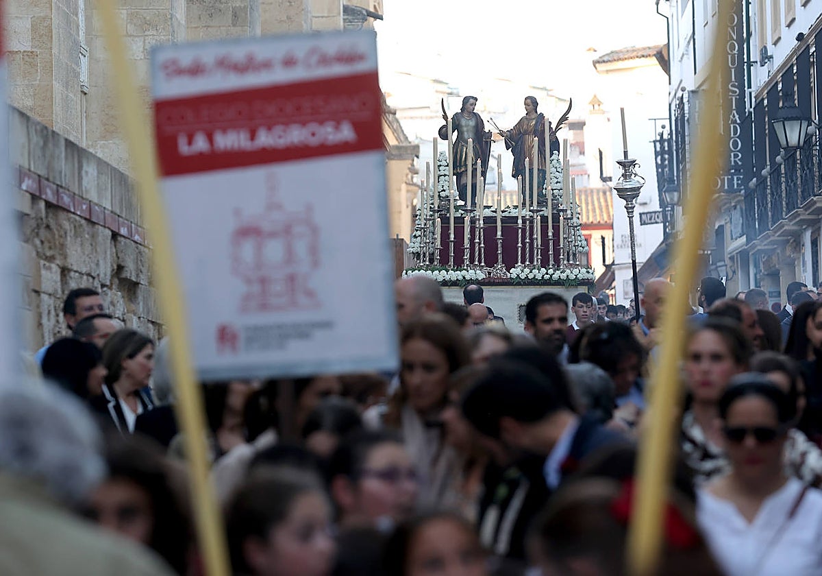 Amplio cortejo ante el paso de San Acisclo y Santa Victoria, este viernes