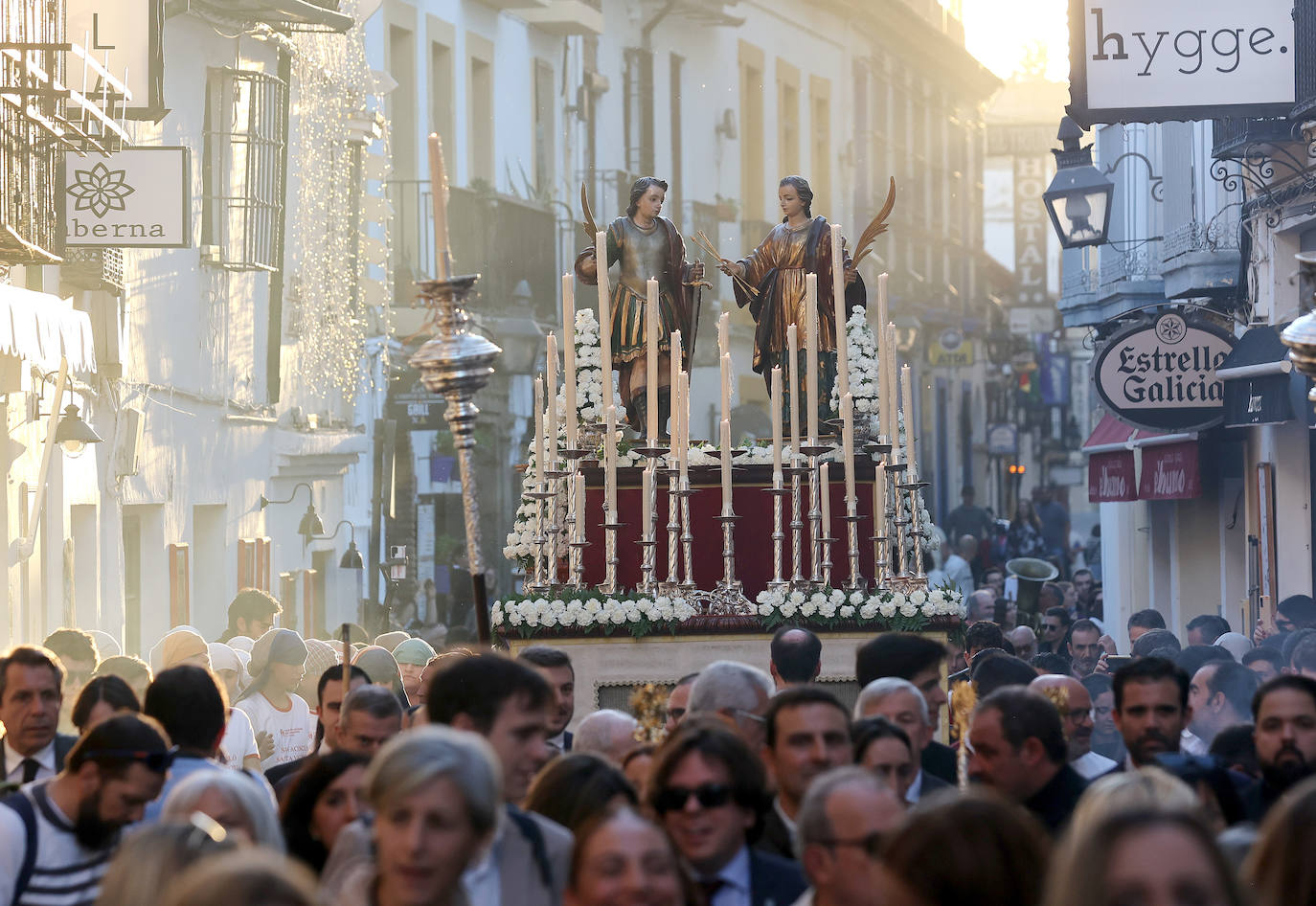 Fotos: la alegre procesión de San Acisclo y Santa Victoria por las calles de Córdoba
