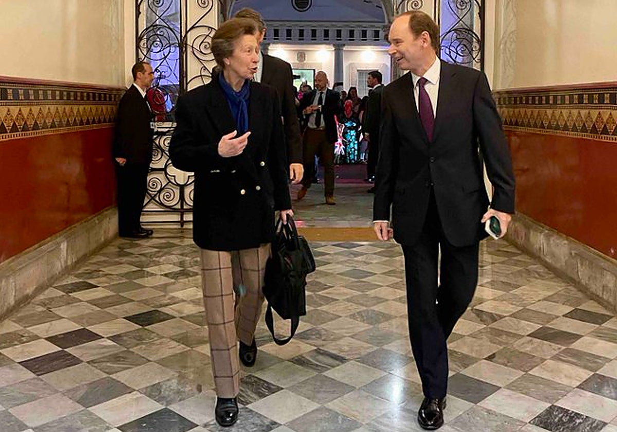 La princesa Ana y el gobernador de Reino Unido en Gibraltar, este viernes en el Peñón