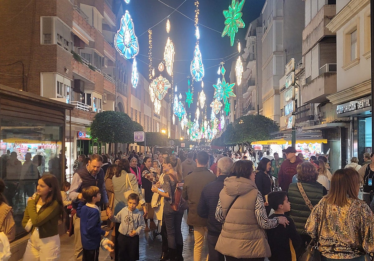 Miles de vecinos disfrutan ya del alumbrado de Navidad en Puente Genil