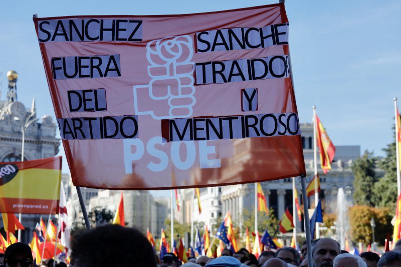 Votantes del PSOE indignados con Pedo Sánchez en la manifestación contra la amnistía en Cibeles