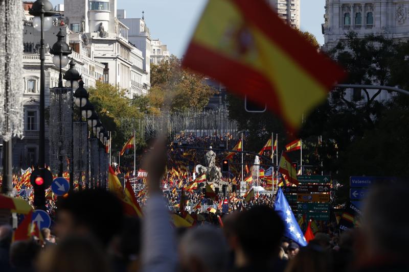 Miles de manifestantes en la concentración contra la amnistía en Cibeles