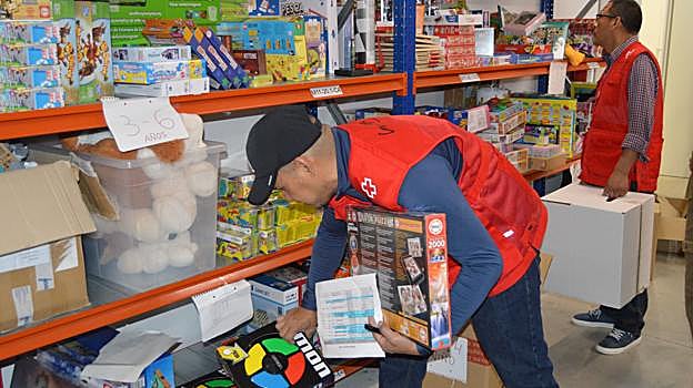 Voluntarios ordenando juguetes de la campaña de Navidad de Cruz Roja