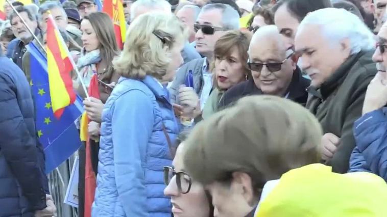 Políticos y asistentes llaman a seguir con las manifestaciones contra la amnistía
