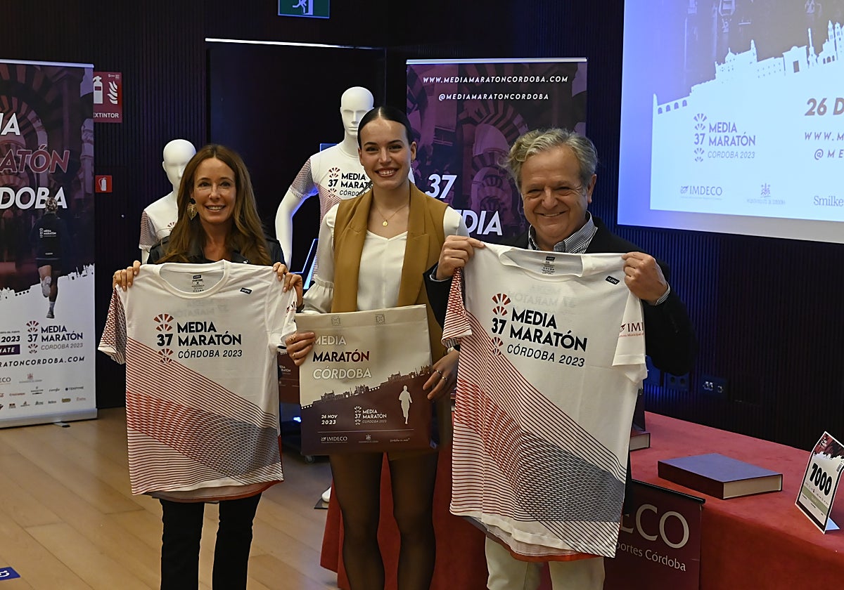 De izquierda a derecha, Marián Aguilar, Carmen Avilés y Salvador Fuentes con la camiseta de la prueba