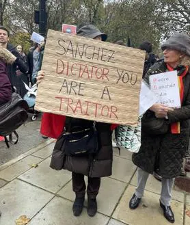 Imagen secundaria 2 - Españoles residentes en Londres se manifiestan contra la amnistía