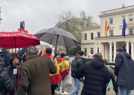 Imagen secundaria 1 - Españoles residentes en Londres se manifiestan contra la amnistía