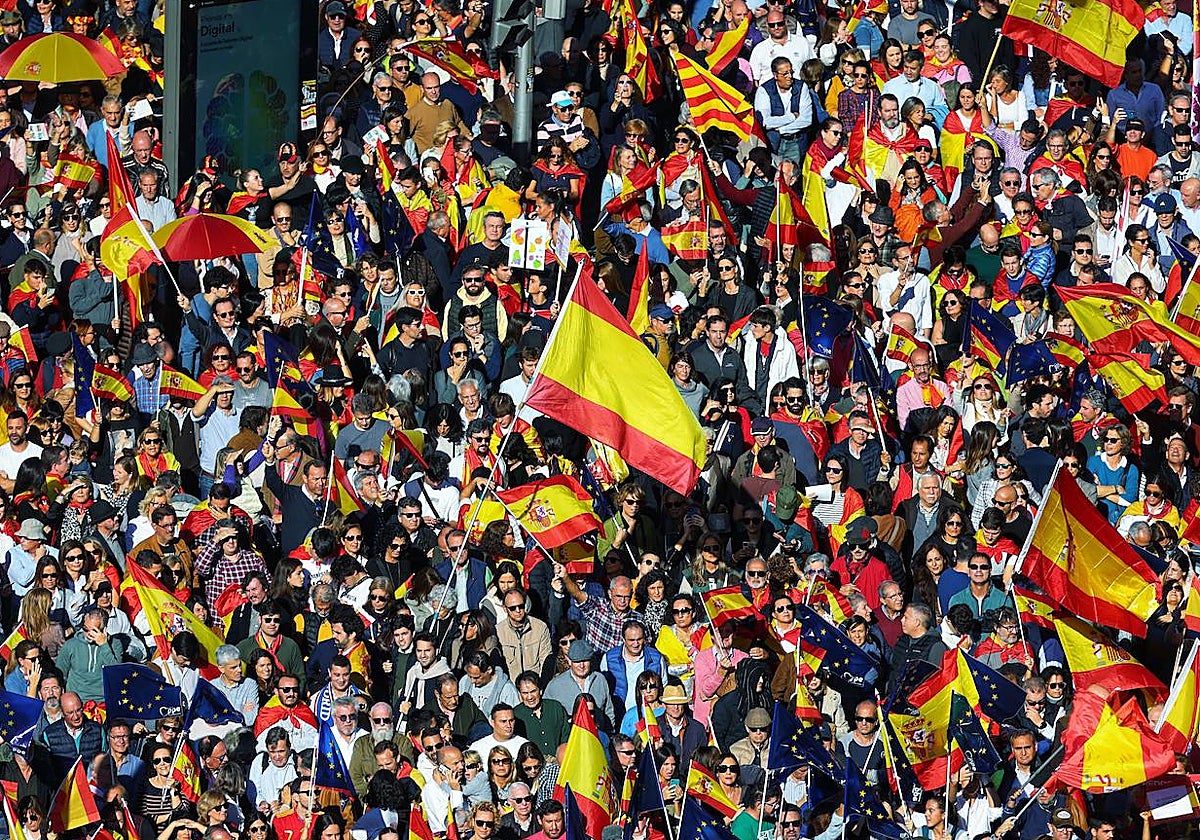 Manifestación convocada por la sociedad civil contra la amnistía en la plaza de Cibeles