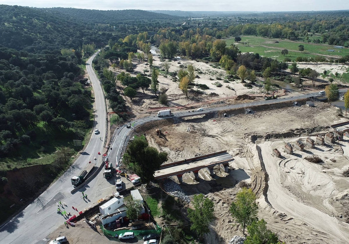 Puente provisional sobre el Alberche, junto al de la Pedrera que derribaron las aguas durante la DANA