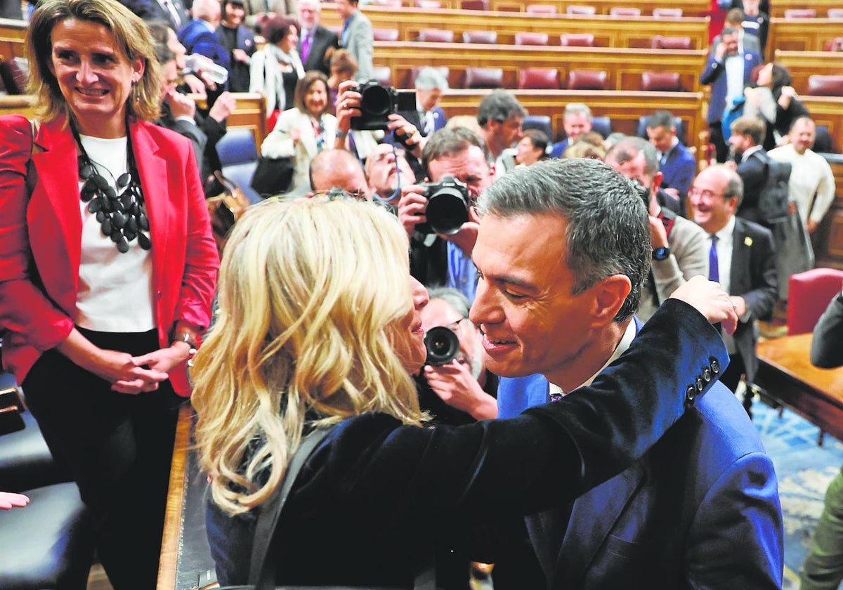 La vicepresidenta Yolanda Díaz abraza y celebra que el presidente Pedro Sánchez ha vuelto a ser investido este jueves en el Congreso