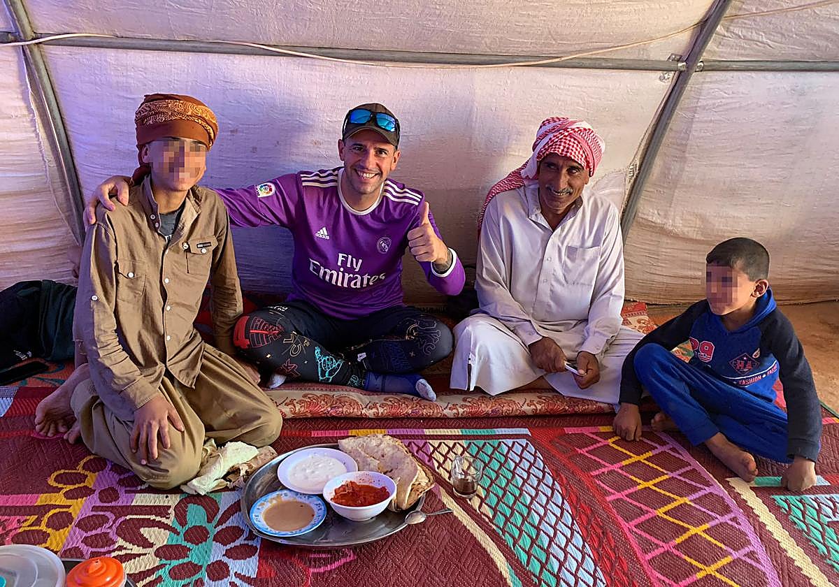 Santiago Sánchez Cogedor, el español liberado tras pasar más de un año detenido en Irán, durante su viaje al pasar por Kurdistán