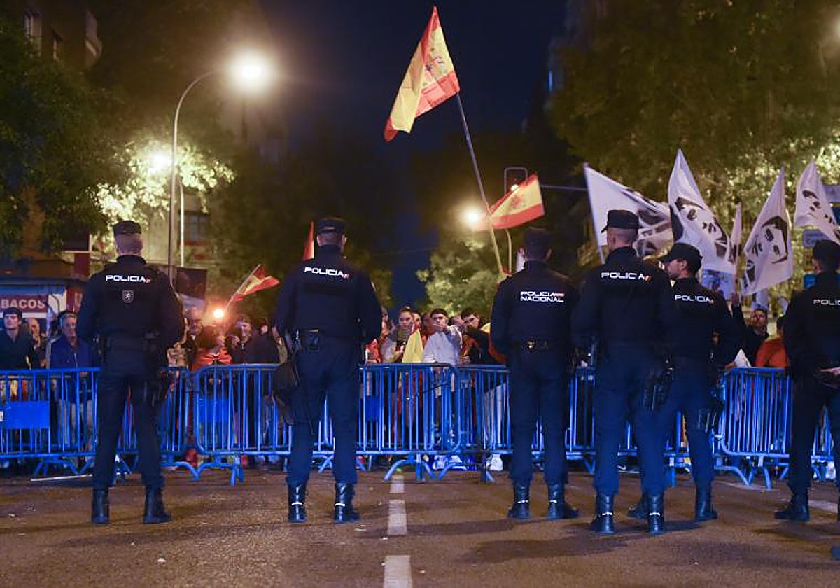 Manifestantes frente a la Policía en la calle Ferraz de Madrid