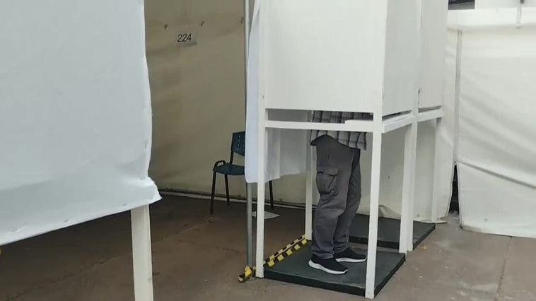 Argentinos en Uruguay votan rápido y casi sin filas