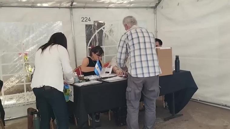 Ciudadanos argentinos votan rápido y casi sin filas en Uruguay
