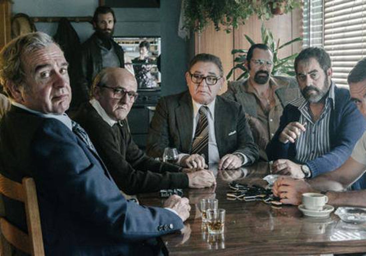 Escena de 'Fariña' de una reunión de los grandes narcos, entre ellos Oubiña (C. Blanco, segundo por la derecha)