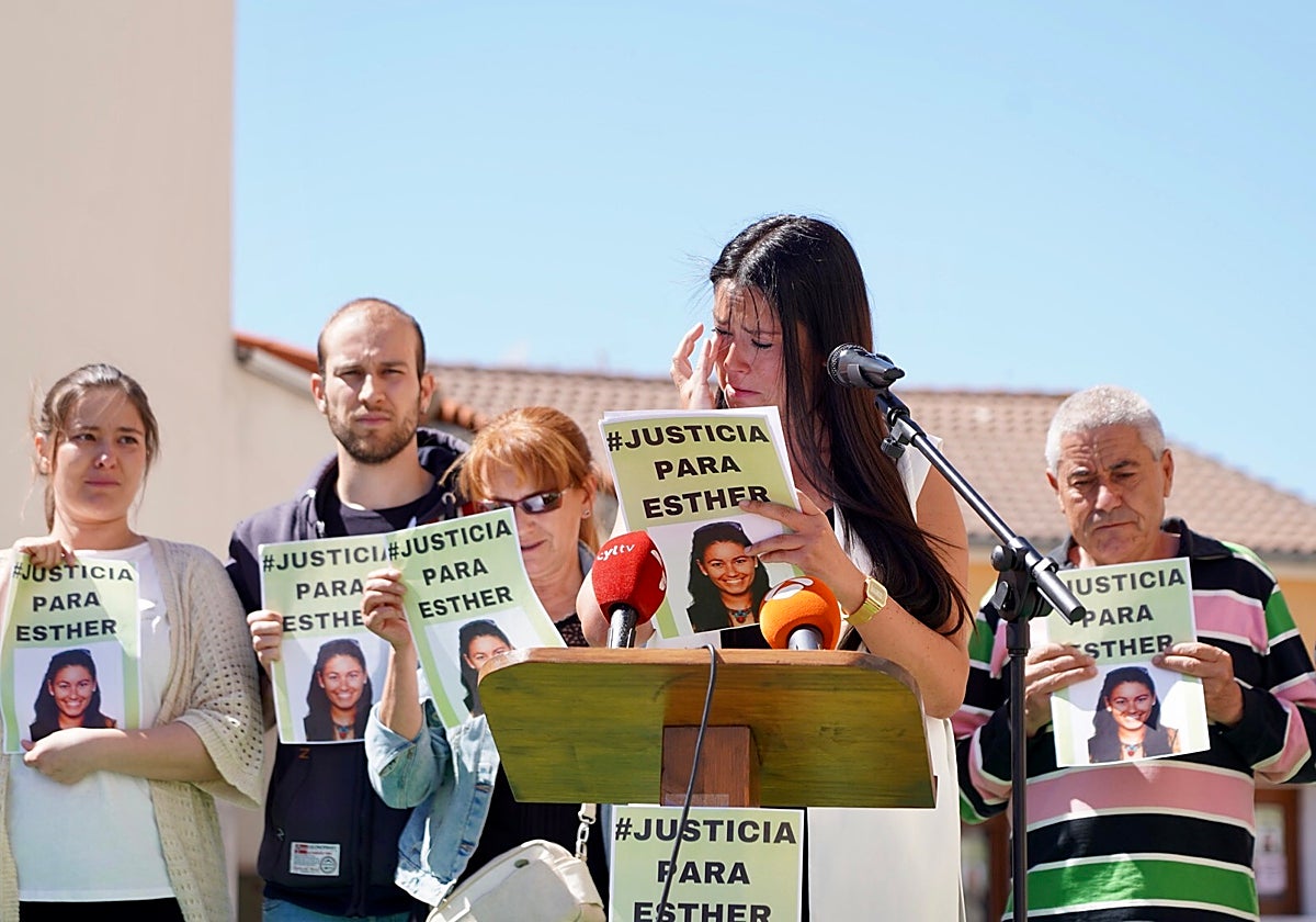 Familia de Esther López en una de las concentraciones  mensuales en recuerdo a la joven de Traspinedo (Valladolid)