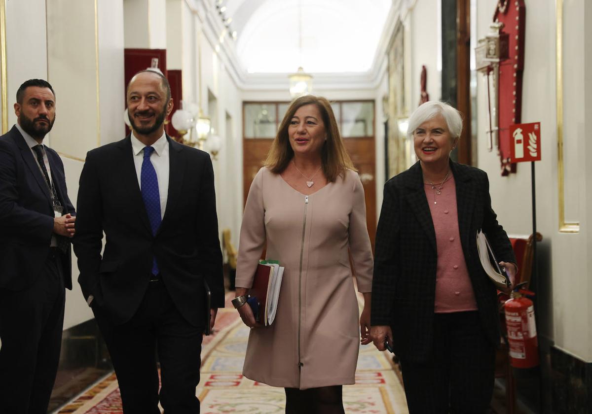 Armengol, presidenta del Congreso, con dos miembros de la Mesa