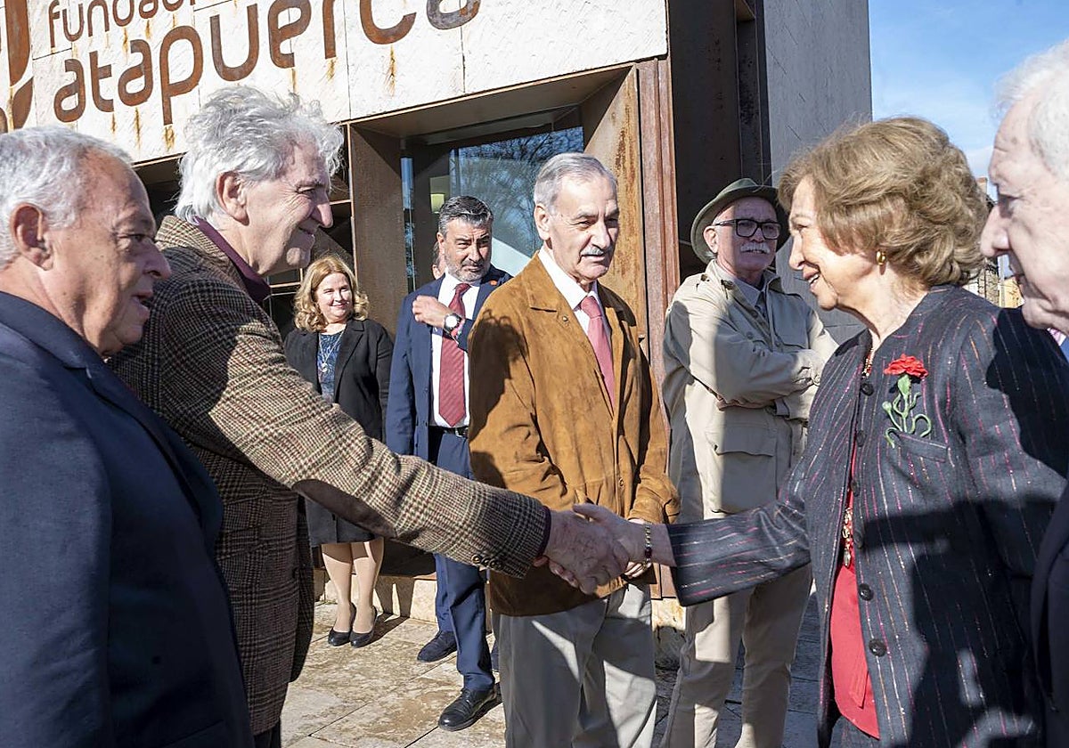 La Reina Sofía saluda a los codirectores del equipo de investigación de Atapuerca