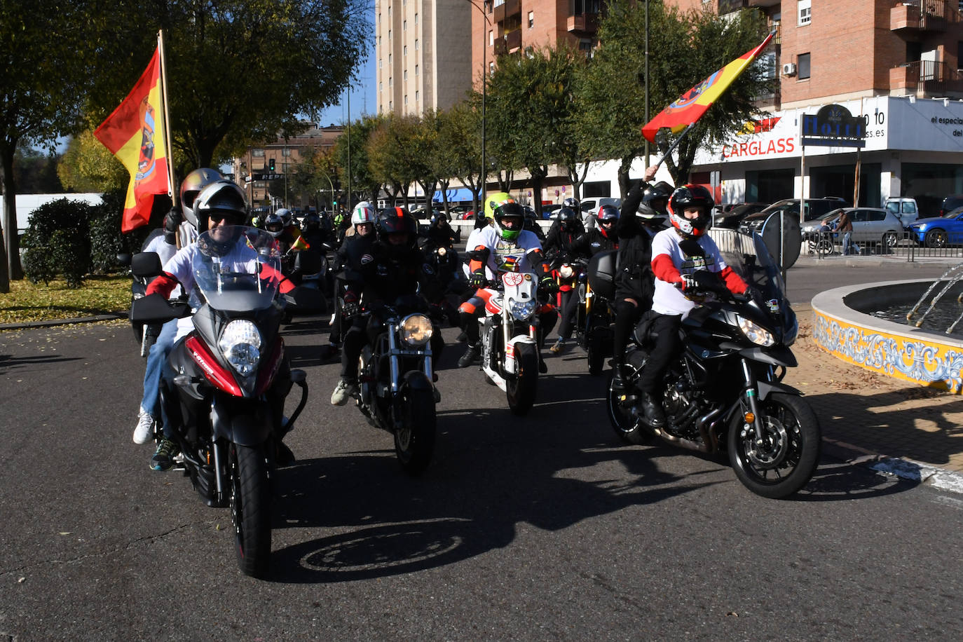 Más de 300 motos y multitud de fans arropan a Álvaro Bautista en su recorrido por Talavera