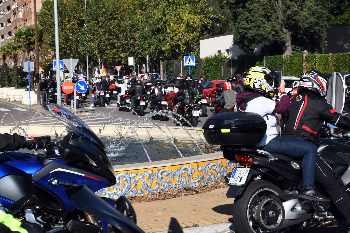 Más de 300 motos y multitud de fans arropan a Álvaro Bautista en su recorrido por Talavera