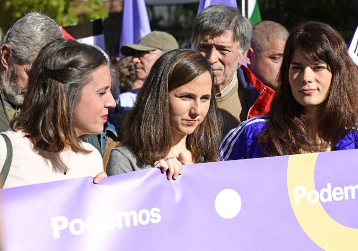 LA exministra de Igualdad, Irene Montero, la exministra de Derechos Sociales y líder de Podemos, Ione Belarra (c) y la portavoz de Podemos Isa Serra, en la manifestación convocada este sábado por organizaciones palestinas en Madrid