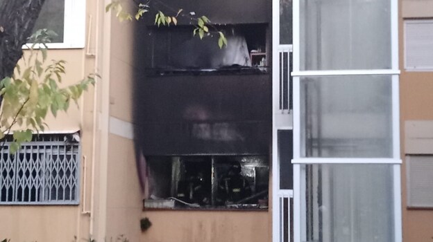 Bomberos en el primer piso en llamas