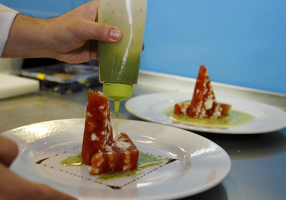 Un plato en elaboración en la cocina de un restaurante, en imagen de archivo.