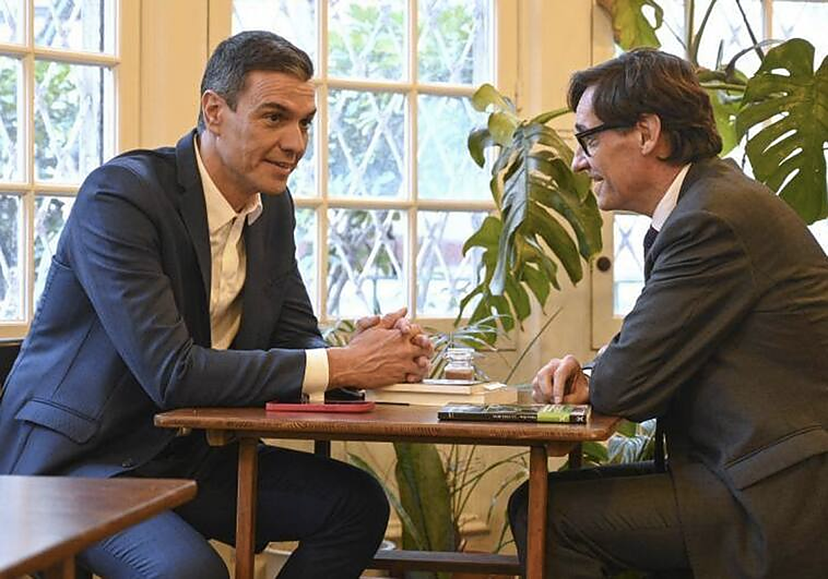 Reunión informal entre Salvador Illa y Pedro Sánchez tras la cumbre hispano-francesa en Barcelona, en enero de 2023