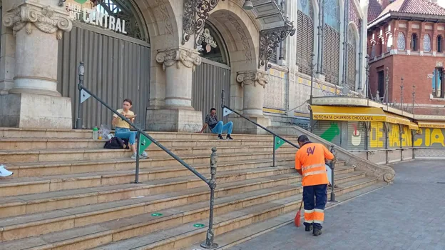 Imagen de un operario realizando tareas de limpieza en las calles de Valencia