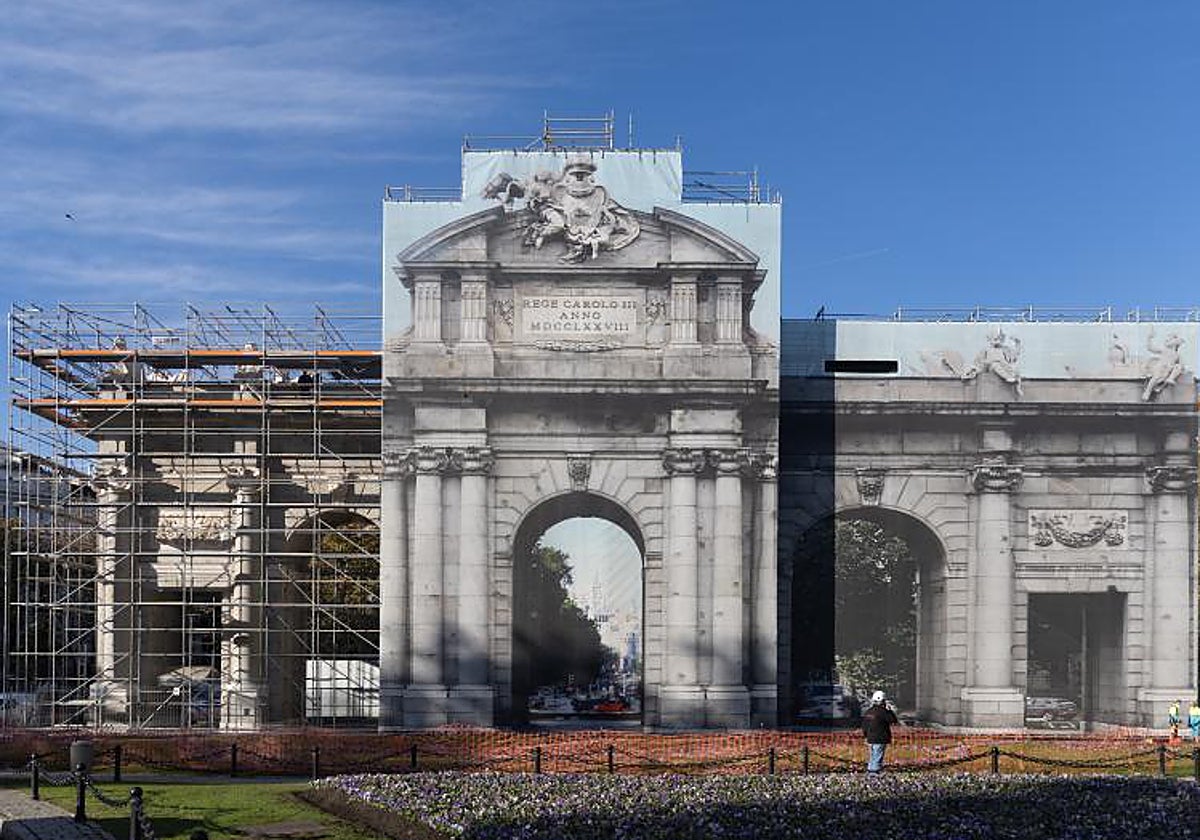 Madrid inicia la retirada de la lona que cubre la Puerta de Alcalá
