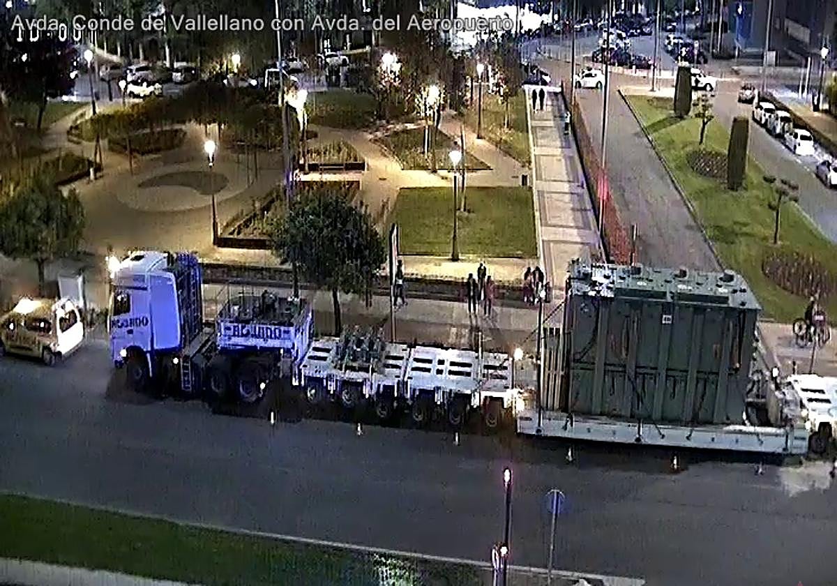 El vehículo de grandes dimensiones ya situado en un carril de Vallellano, permitiendo la circulación