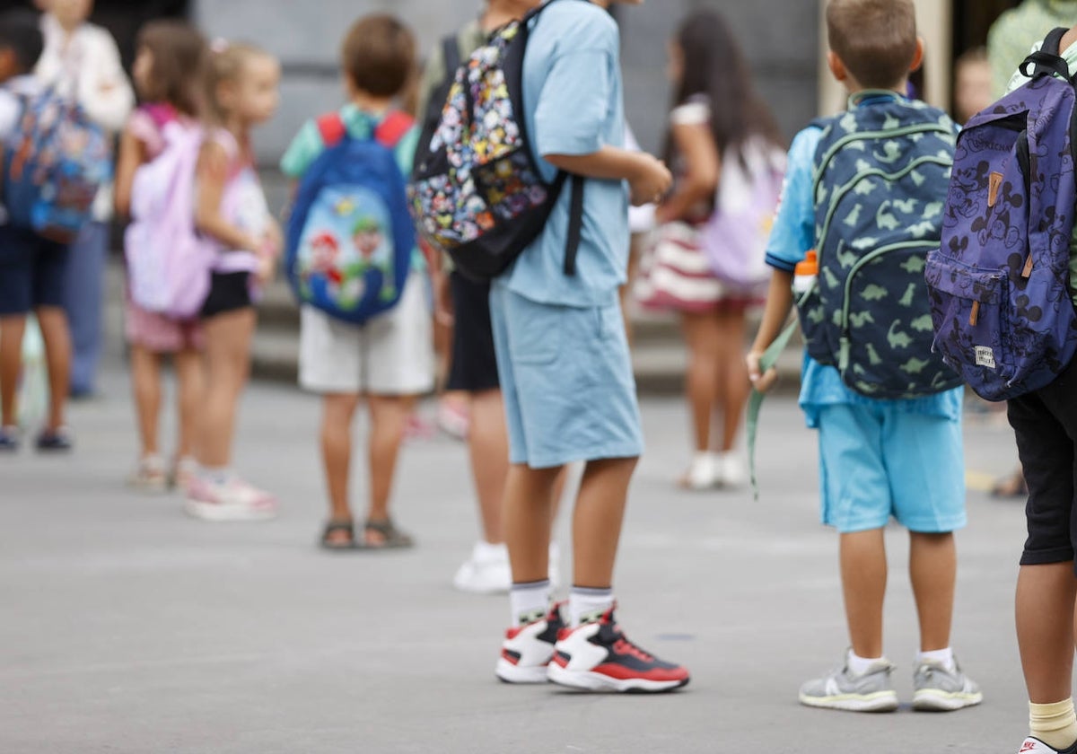 Varios alumnos esperan en el patio de un colegio de Bilbao