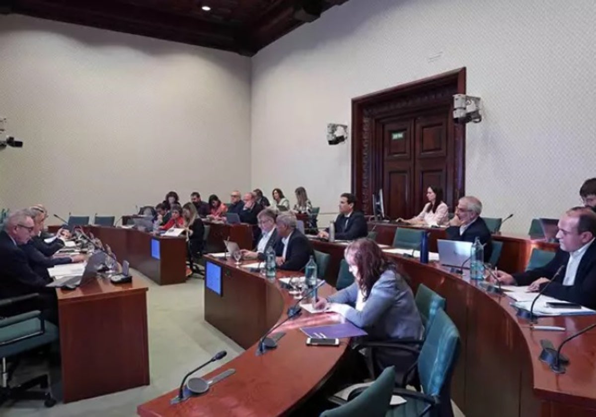 El fiscal Pedro Ariche (izquierda), durante su comparecencia en la Cámara catalana