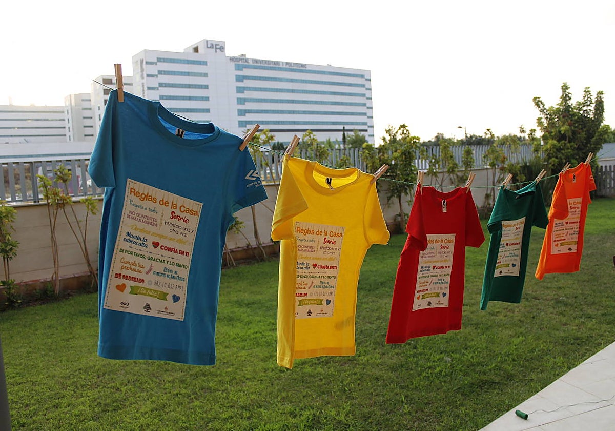 Imagen de varias camisetas colgadas en el patio de la Fundación Ronald McDonald de Valencia