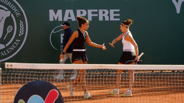 Dos tenistas se saludan en uno de los partidos.
