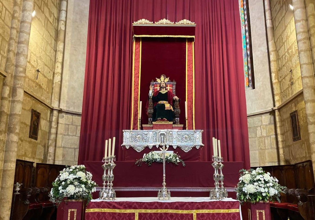 Nuestro Padre Jesús de los Reyes, dispuesto en el altar mayor de San Lorenzo para el triduo