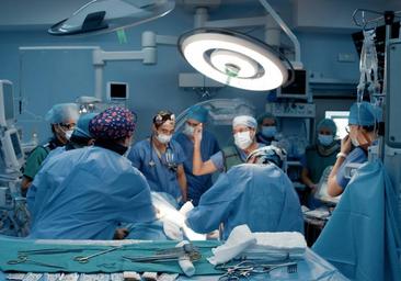 El Hospital Reina Sofía de Córdoba implanta un nuevo tipo de desfibrilador automático extravascular