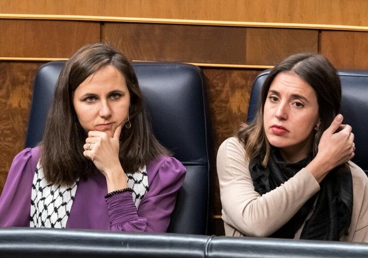 La exministra de Derechos Sociales, Ione Belarra, y la exministra de Igualdad, Irene Montero en el Congreso