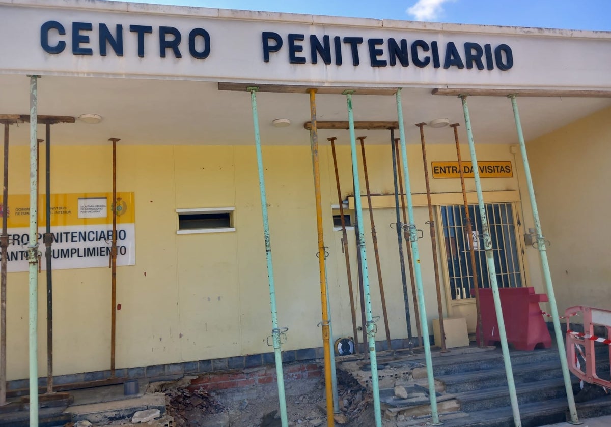Puntales sosteniendo el techo en dependencias del centro penitenciario de Fontcalent, en Alicante.