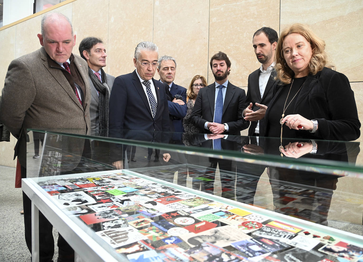 El vicepresidente de la Junta, Juan García-Gallardo, inaugura la exposición 'Pegatinas del Odio'