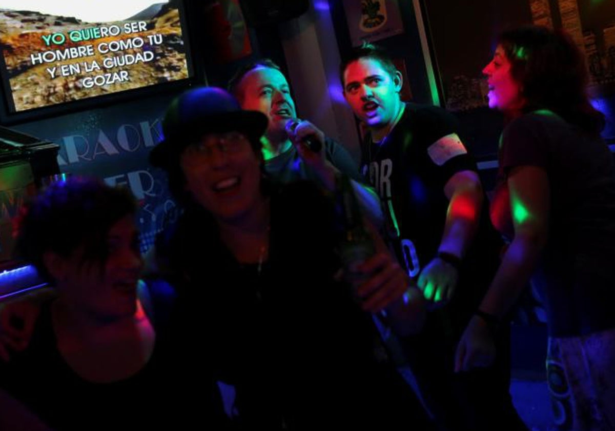 Varias personas en un karaoke madrileño