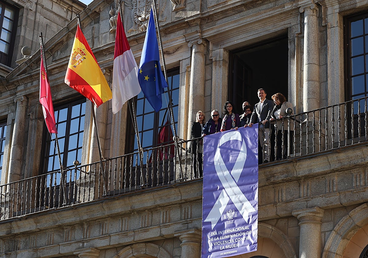 Despliegan el lazo del Día de la Eliminación de la Violencia contra la Mujer con la ausencia de la oposición