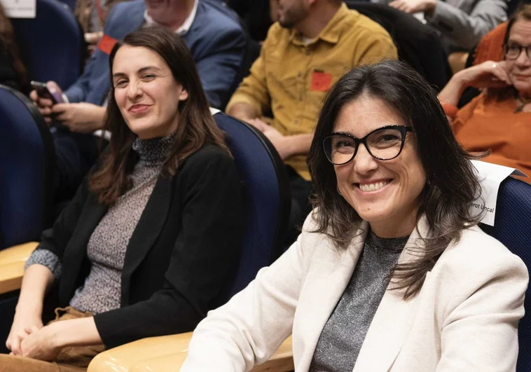 Manuela Bergerot, con Rita Maestre, en la toma de posesión de Mónica García